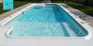 استخر سرباز در محوطه ویلایی
